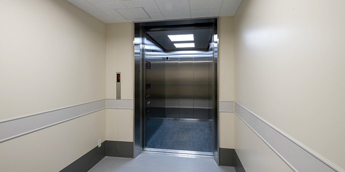 ホール専用の搬入出エレベーターも完備しています。
